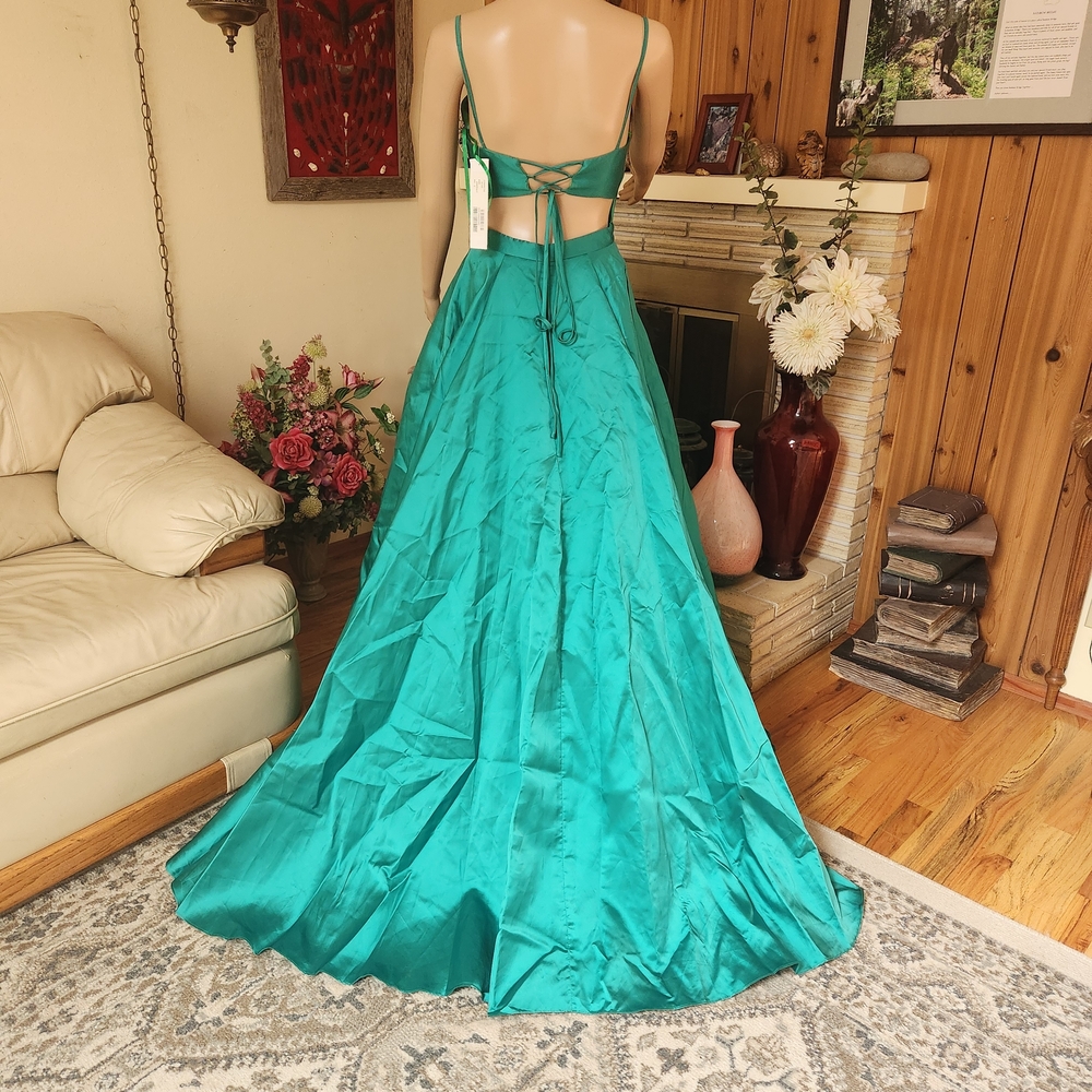 Stunning JVN by Jovani Emerald Satin Ball Gown – NWT - Picture 3 of 10